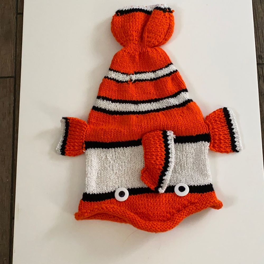 Nemo hat, acrylic, circumfeeence of brim is 20”.